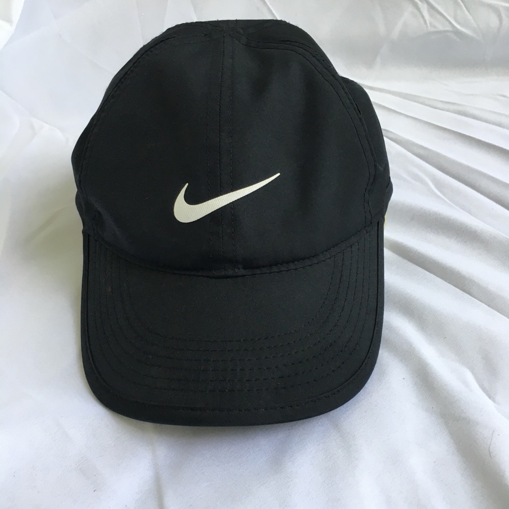 Nike black featherweight dri fit hat